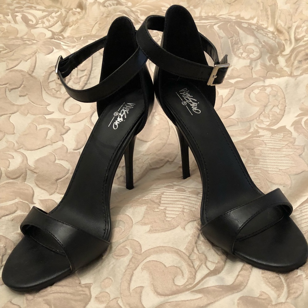 Black Strappy heal
